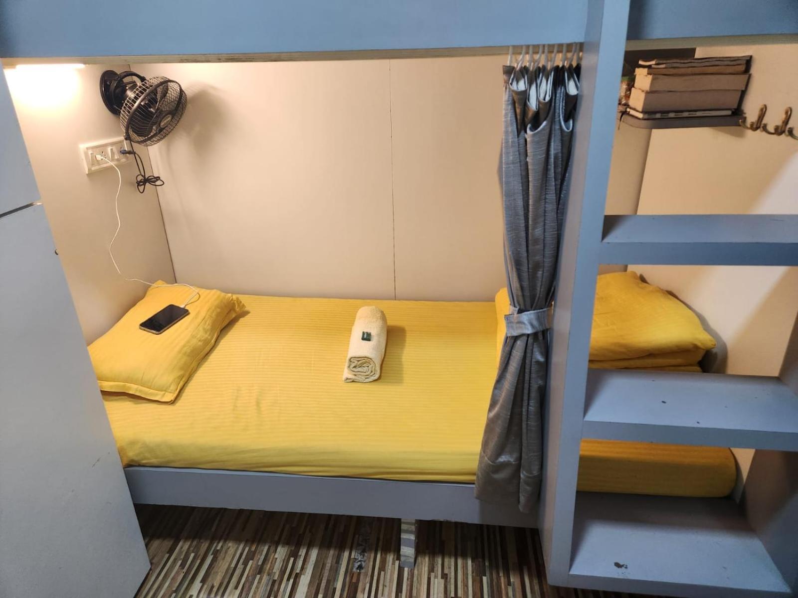 Sinhassan Dormitory Hostel Juhu Mumbai Exterior foto